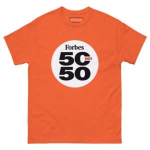 Das DSC "50" Unisex T-Shirt ist orange mit einem großen weißen Kreis in der Mitte, auf dem "Forbes 50 Under 50" in fetten schwarzen und roten Buchstaben steht.