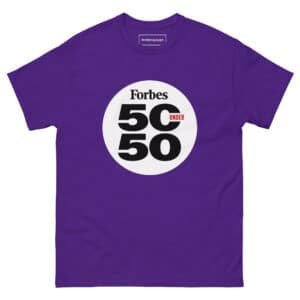 Das DSC "50" Unisex T-Shirt ist ein lila T-Shirt mit einem großen weißen Kreis auf der Vorderseite, auf dem in fetten schwarzen und roten Buchstaben "Forbes 50 UNDER 50" steht.