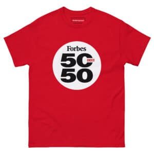 Das DSC "50" Unisex T-Shirt ist ein rotes T-Shirt mit einem großen weißen Kreis auf der Brust, auf dem in fetten schwarzen und roten Buchstaben "Forbes 50 UNDER 50" steht.