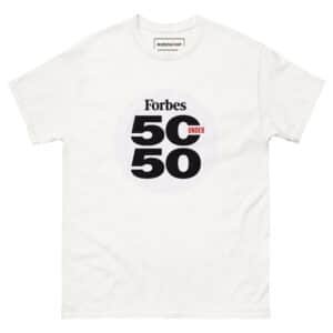 Das DSC "50" Unisex T-Shirt ist ein weißes T-Shirt mit schwarz-rotem Forbes 50 Under 50 Schriftzug in der Mitte der Vorderseite.