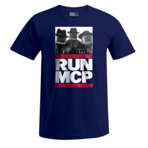 Das RUN MPC Unisex-T-Shirt ist ein marineblaues Shirt mit einem schwarz-weißen Bild von drei Personen mit Hüten und Masken über einem auffälligen weißen Schriftzug „RUN MPC“ auf rot-weißem Hintergrund.