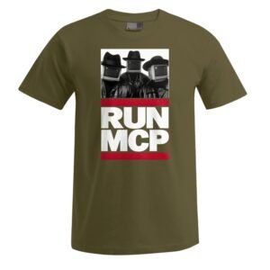 Produktname: RUN MPC Unisex-T-Shirt. Beschreibung: Olivgrünes T-Shirt mit einem schwarz-weißen Motiv, das drei Personen mit Schweißhelmen und Mützen zeigt. Darüber befindet sich der auffällige weiße Schriftzug „RUN MPC“, der durch zwei rote Balken getrennt ist.