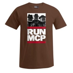 RUN MPC Unisex-T-Shirt in Braun mit einem schwarz-weißen Motiv, das drei Personen mit Hüten und Schweißermasken zeigt. Unterhalb des Motivs steht in fetter weißer Schrift „RUN MPC“ auf rot-weißem Hintergrund.