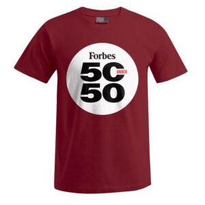 Ein burgunderrotes „50 Under 50“-Unisex-T-Shirt mit einem weißen Kreis auf der Vorderseite und dem auffälligen schwarzen Schriftzug „Forbes 50 UNDER 50“ – das Wort „UNDER“ ist in kleineren roten Buchstaben zwischen den beiden großen „50“-Zahlen zu sehen.
