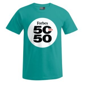 Das „50 under 50“-Unisex-T-Shirt ist ein türkisfarbenes Shirt mit einem auffälligen weißen Kreis auf der Brust, auf dem in markanten schwarzen und roten Buchstaben „Forbes 50 under 50“ zu lesen ist.