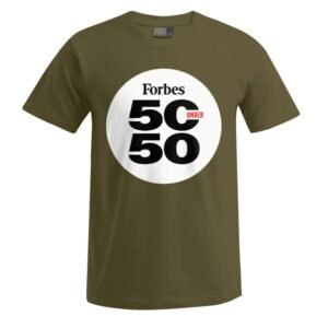 „50 under 50“-Unisex-T-Shirt in Olivgrün mit einem großen weißen Kreis auf der Brust, auf dem „Forbes 50 UNDER 50“ in fetter schwarzer und roter Schrift aufgedruckt ist.