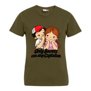 Ein grünes Damen-T-Shirt mit dem Namen „Secrets“, auf dem ein Junge abgebildet ist, der einem Mädchen etwas zuflüstert, darunter in schwarzer Schrift der Satz „Nur Geheimnisse können den Kapitalismus aufhalten“.
