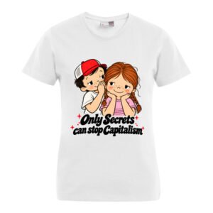 „Secrets“ – Damen-T-Shirt: Weißes T-Shirt mit der Abbildung eines Comic-Jungen, der einem Mädchen etwas zuflüstert, darunter der auffällige Schriftzug „Only Secrets can stop Capitalism“ sowie kleine rote Sterne, die um die Wörter und Figuren herum verstreut sind.