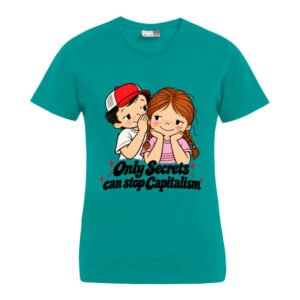 Schaut euch das „Secrets – Damen-T-Shirt“ an: ein blaugrünes T-Shirt mit einem lächelnden Comic-Jungen, der einem Mädchen etwas zuflüstert. Darunter steht in fetter, verspielter Schrift der Spruch „Only Secrets can stop Capitalism“, der durch kleine rote Glitzerpunkte um die Wörter herum akzentuiert wird.