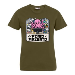 FOMO Arigato – Damen-T-Shirt in Olivgrün mit der Abbildung eines Cartoon-Kraken, der an einem vollgestopften Schreibtisch arbeitet, umgeben von Papieren und Gegenständen, darunter der auffällige Schriftzug „FOMO ARIGATO“.