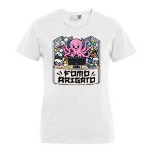 Das FOMO Arigato Damen-T-Shirt zeigt ein weißes T-Shirt mit einem rosa Oktopus, der an einem überfüllten Schreibtisch sitzt und mit Büromaterial jongliert. Unterhalb der Illustration ist der auffällige, stilisierte Schriftzug „FOMO ARIGATO“ zu sehen.