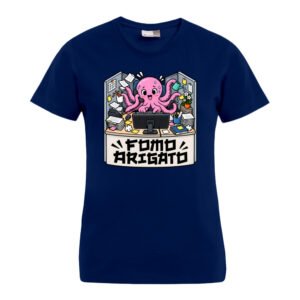 FOMO Arigato – Damen-T-Shirt: Marineblaues T-Shirt mit einer Cartoon-Krake an einem überfüllten Schreibtisch mit einem Computer und dem Aufdruck „FOMO ARIGATO“ darunter.