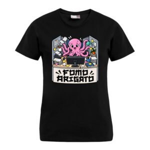 FOMO Arigato – Damen-T-Shirt mit einer rosa Cartoon-Krake, die an einem überfüllten Schreibtisch mit mehreren Armen mehrere Aufgaben gleichzeitig erledigt, sowie dem Schriftzug „FOMO ARIGATO“ in fetter, stilisierter Schrift unterhalb des Motivs.