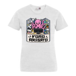 FOMO Arigato – Damen-T-Shirt: Mit einem weißen Motiv, das einen Comic-Oktopus zeigt, der an einem vollgestopften Schreibtisch voller Papiere und Computer arbeitet, sowie dem auffälligen Schriftzug „FOMO ARIGATO.“ darunter.