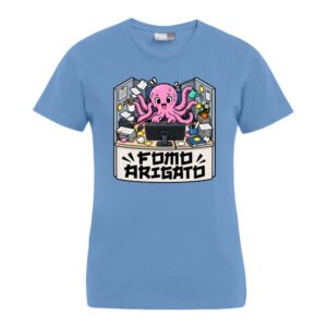 Das „FOMO Arigato“-Damen-T-Shirt ist ein blaues T-Shirt, auf dem ein rosa Comic-Oktopus abgebildet ist, der an einem überfüllten Schreibtisch mit einem Computer verschiedene Aufgaben unter einen Hut bringt. Unterhalb des Motivs ist der Schriftzug „FOMO ARIGATO“ in fetten, stilisierten Buchstaben zu sehen.