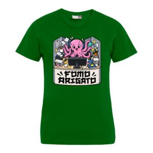 FOMO Arigato – Damen-T-Shirt: Das grüne T-Shirt zeigt einen rosa Tintenfisch auf einem überfüllten Schreibtisch voller Papiere und Geräte, darunter steht in kräftigen Buchstaben der Schriftzug „FOMO ARIGATO“.
