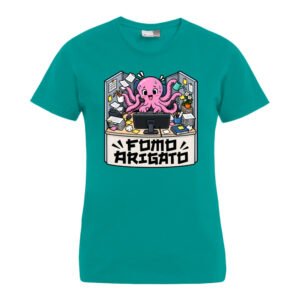 Das FOMO Arigato – Damen-T-Shirt besticht durch ein farbenfrohes und verspieltes Design in Blaugrün, auf dem ein rosa Cartoon-Oktopus zu sehen ist, der an einem überfüllten Schreibtisch am Computer sitzt. Darunter steht in fetter Schrift der Schriftzug „FOMO ARIGATO“.