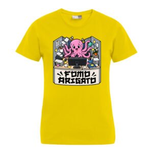 FOMO Arigato – Damen-T-Shirt: Ein gelbes T-Shirt mit der Abbildung eines rosa Cartoon-Oktopus, der an einem mit Papieren und Bildschirmen überfüllten Schreibtisch sitzt und verschiedene Gegenstände in den Armen hält. Darunter steht in fetter Schrift „FOMO ARIGATO“.
