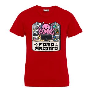 FOMO Arigato – Damen-T-Shirt: Rotes T-Shirt mit einer rosa Comic-Krake, die an einem überfüllten Schreibtisch voller Computer und Papiere verschiedene Aufgaben jongliert, darüber der auffällige Schriftzug „FOMO ARIGATO“.