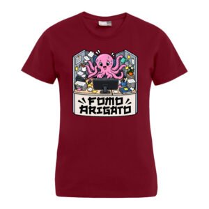 Das „FOMO Arigato“-Damen-T-Shirt ist ein burgunderrotes T-Shirt, auf dem ein rosa Comic-Oktopus zu sehen ist, der an einem überfüllten Schreibtisch mehrere Aufgaben gleichzeitig erledigt; unter der Illustration ist der Schriftzug „FOMO ARIGATO“ aufgedruckt.