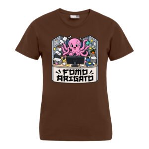 FOMO Arigato – Damen-T-Shirt: Ein braunes T-Shirt mit der Abbildung eines Cartoon-Kraken, der an einem überfüllten Schreibtisch mit seinen vielen Armen mehrere Büroaufgaben gleichzeitig bewältigt, sowie dem Schriftzug „FOMO ARIGATO“.