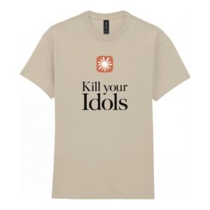Idols Unisex-T-Shirt in Beige, mit einem rot-orangefarbenen Symbol über einem fettgedruckten schwarzen Schriftzug mit der Aufschrift „Kill your Idols“.