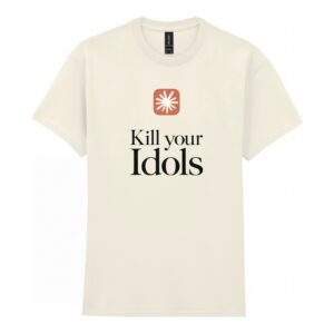 Das „Idols“-Unisex-T-Shirt ist ein cremefarbenes T-Shirt mit einem kleinen orangefarbenen Sternchen über dem fettgedruckten schwarzen Schriftzug „Kill your Idols“ auf der Vorderseite.