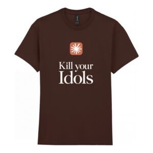 Das „Idols“-Unisex-T-Shirt ist ein dunkelbraunes T-Shirt mit dem weißen Schriftzug „Kill your Idols“ und einem orangefarbenen Symbol mit einem weißen Sternenstrahl über dem Schriftzug, die alle mittig auf der Brust angeordnet sind.