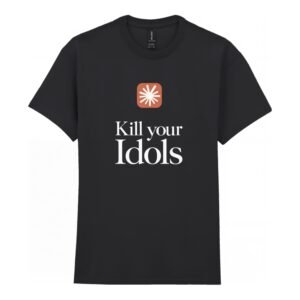 Das „Idols“-Unisex-T-Shirt zeigt eine weiß-orangefarbene Grafik über dem auffälligen weißen Schriftzug „Kill your Idols“, der quer über die Vorderseite gedruckt ist.