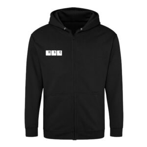 Der DSC Zip-Hoodie Classic ist ein schwarzer Kapuzenpullover mit Reißverschluss, der über Vordertaschen verfügt und auf dem linken Brustbereich oben den Schriftzug „DSC“ in weißen Blockbuchstaben aufweist.