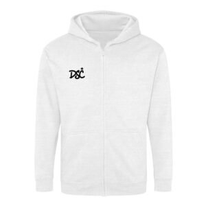 Der DSC Zip-Hoodie im Tagging-Stil ist ein schlichter, weißer Kapuzenpullover mit Reißverschluss, Kapuze und zwei Vordertaschen. Auf der linken Brustseite befindet sich ein kleines schwarzes DSC-Logo, über dem ein Stern abgebildet ist.
