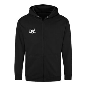 Der DSC Zip-Hoodie im Tagging-Stil ist ein schwarzer Kapuzenpullover mit Reißverschluss, der über Vordertaschen, eine Kapuze mit Kordelzug und ein kleines weißes DSC-Logo mit einem Stern über dem „S“ auf der linken Brust verfügt. Er besticht durch ein schlichtes, minimalistisches Design.