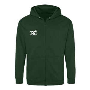 Ein dunkelgrüner DSC-Kapuzenpullover im Tagging-Stil mit Kapuze, Vordertaschen und Reißverschluss. Auf der linken Brustseite befindet sich ein weißes DSC-Logo, über dem „S“ ein kleiner Stern angebracht ist. Der Hintergrund ist schlicht und übersichtlich gehalten.