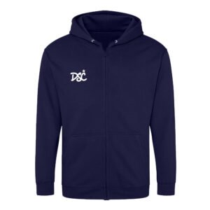 Wir präsentieren den DSC Zip-Hoodie im Tagging-Stil: einen marineblauen Kapuzenpullover mit Reißverschluss, zwei Fronttaschen und einer verstellbaren Kapuze mit Kordelzug, ergänzt durch ein weißes DSC-Logo und einen Stern auf der linken Brust.