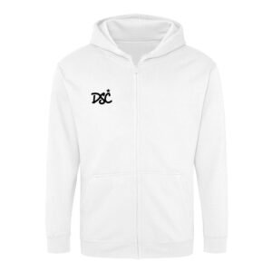 Ein schlichter weißer DSC-Kapuzenpullover im Tagging-Stil mit Reißverschluss, zwei Vordertaschen und einem kleinen schwarzen DSC-Logo, auf dem über dem „S“ ein Stern zu sehen ist, auf der linken Brustseite.
