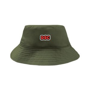 DSC Classic-Kappe in Olivgrün mit einem kleinen rot-schwarzen DSC-Logo vorne in der Mitte. Diese Kappe hat sichtbare Nähte rund um die Krempe und ein schlichtes, minimalistisches Design.