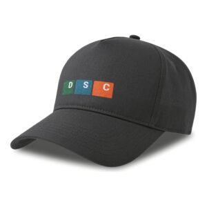 Die DSC Basic Cap ist eine schwarze Baseballkappe mit drei farbigen Quadraten, auf denen die Buchstaben D, S und C auf der Vorderseite zu sehen sind.