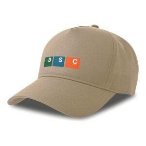 Eine DSC Basic-Kappe in Beige mit dem Schriftzug „DSC“ in weißen Buchstaben auf grünen, blauen und orangefarbenen Quadraten auf der Vorderseite.